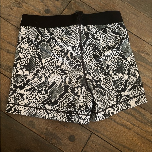 Nike Pro Compression Shorts Size Small Snakeskin Black and White - Picture 4 of 4